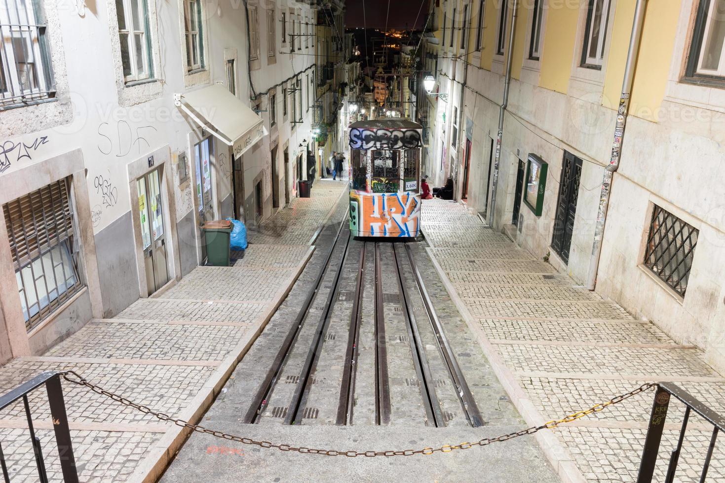 wijnoogst beroemd bica tram Bij nacht met graffiti in Lissabon, Portugal. foto