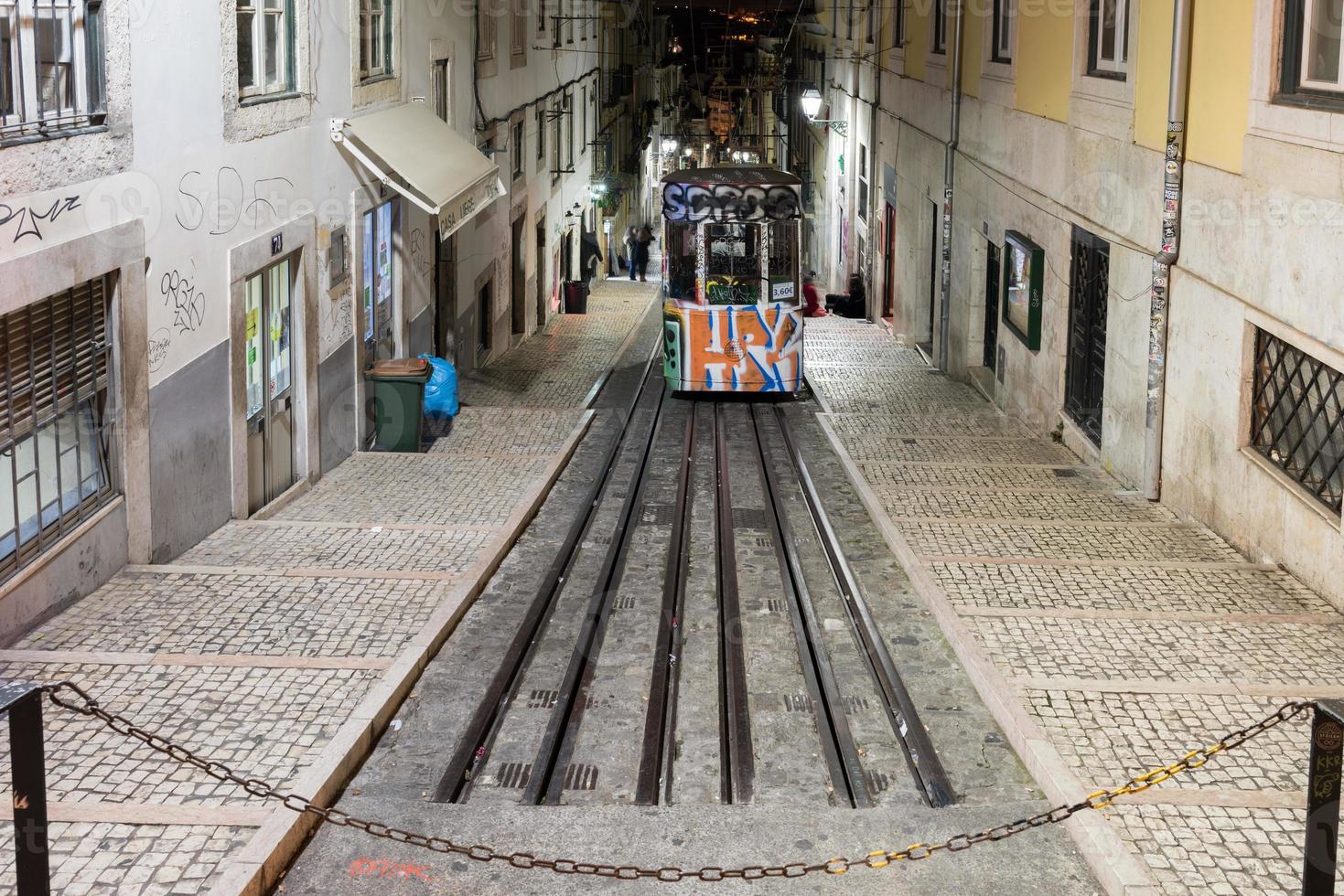 wijnoogst beroemd bica tram Bij nacht met graffiti in Lissabon, Portugal. foto