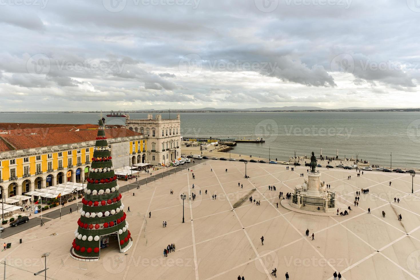 handel plein in Lissabon, Portugal met Kerstmis decoraties. foto