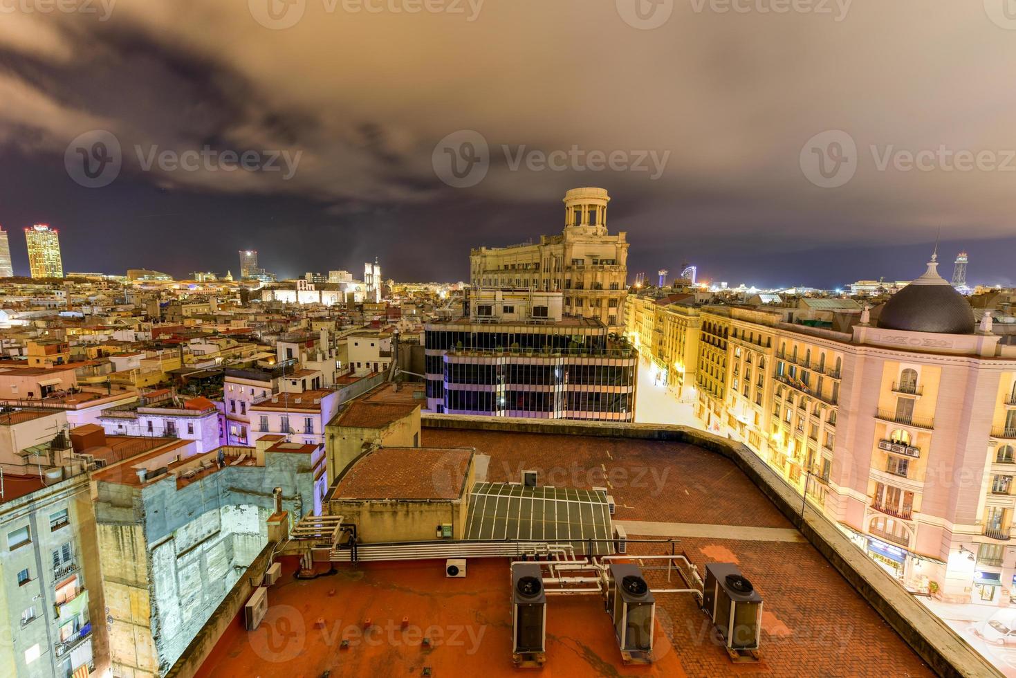 Barcelona horizon Bij nacht in Catalonië, Spanje. foto