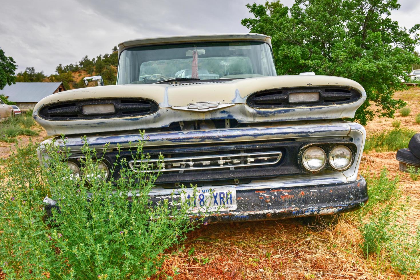 roesten oud auto in een woestijn rommel werf in Arizona, Verenigde Staten van Amerika, 2022 foto