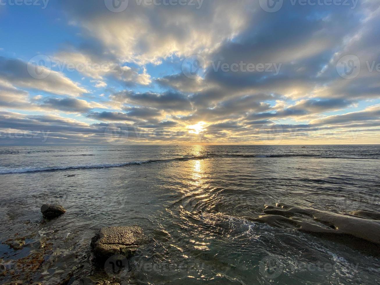 zonsondergang Bij de tij zwembaden in la jolla, san diego, Californië. foto