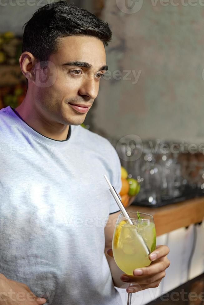 afbeelding tonen Mens genieten van drinken in bar foto