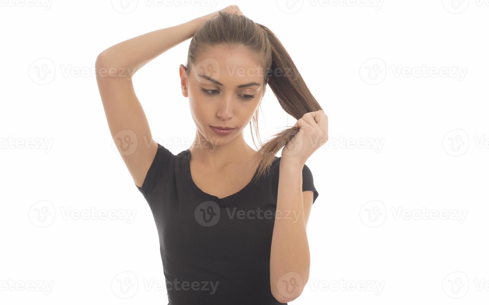 jong aantrekkelijk glimlachen vrouw Holding haar sterk haar- en glimlachen shampoo concept geïsoleerd Aan wit foto