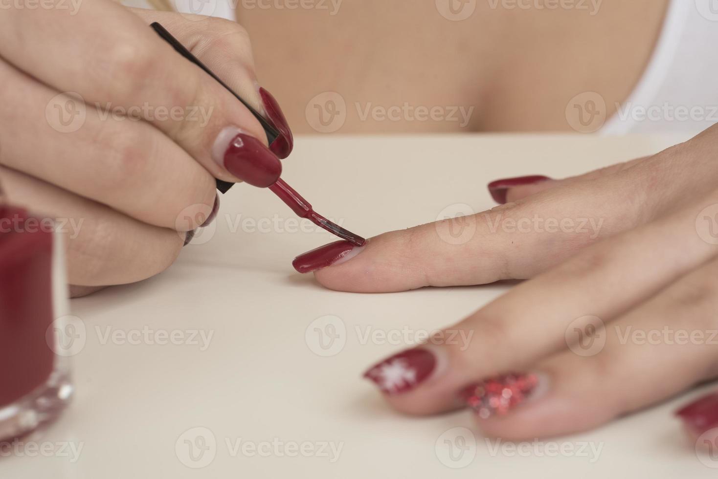 vrouw krijgt haar manicure gedaan foto