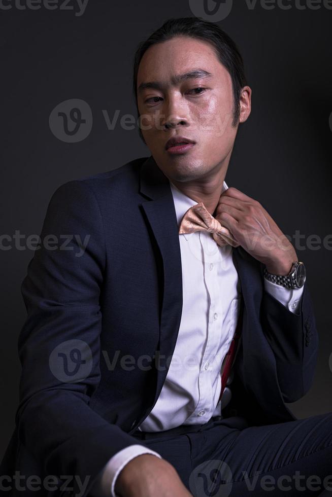 knap Aziatisch mode op zoek Mens poseren in studio Aan zwart achtergrond, levensstijl modern mensen concept foto