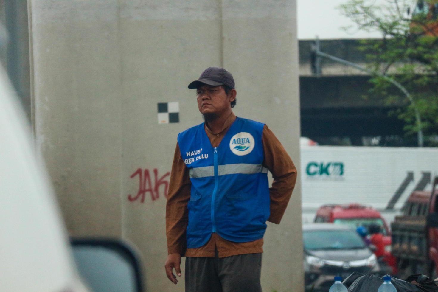 Jakarta, Indonesië in juli 2022. een venter verkoop gebotteld drinken water foto