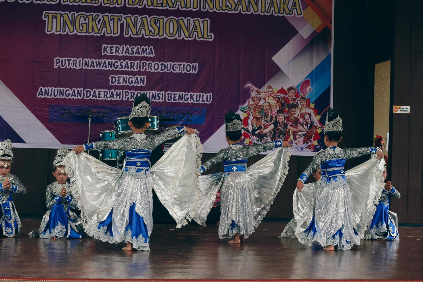 Jakarta, Indonesië in november 2022. jong kinderen variërend van kleuterschool naar elementair school- zijn nemen een deel in de nationaal archipel dans wedstrijd. foto