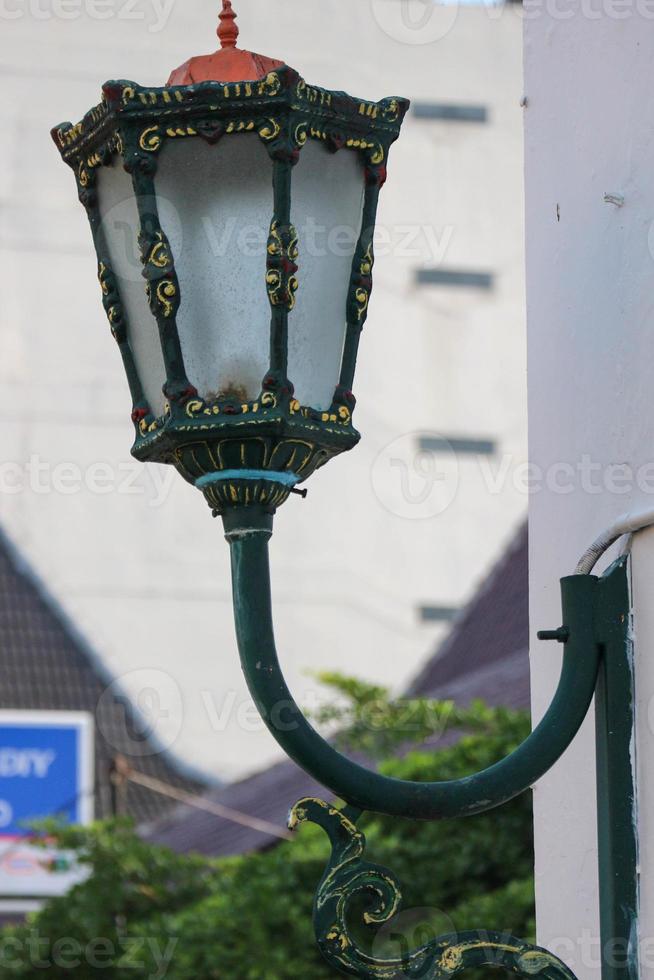 typisch straat lamp in malioboro met blauw lucht achtergrond en wit wolk. foto