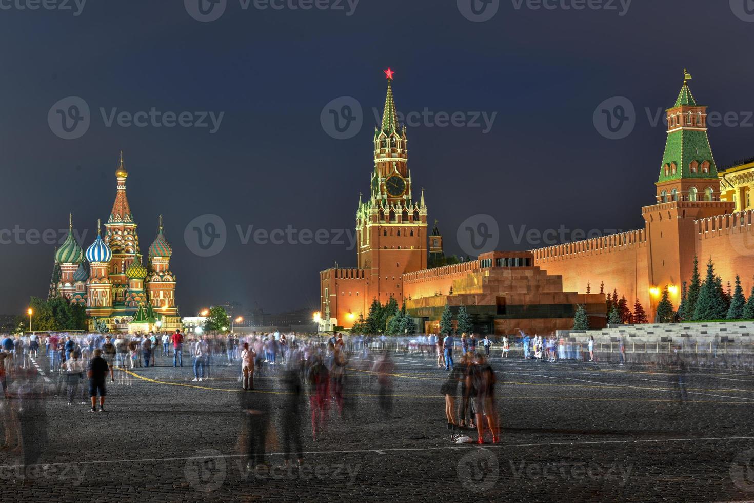 Moskou rood plein en heilige basilicum kathedraal in Moskou, Rusland Bij nacht. foto