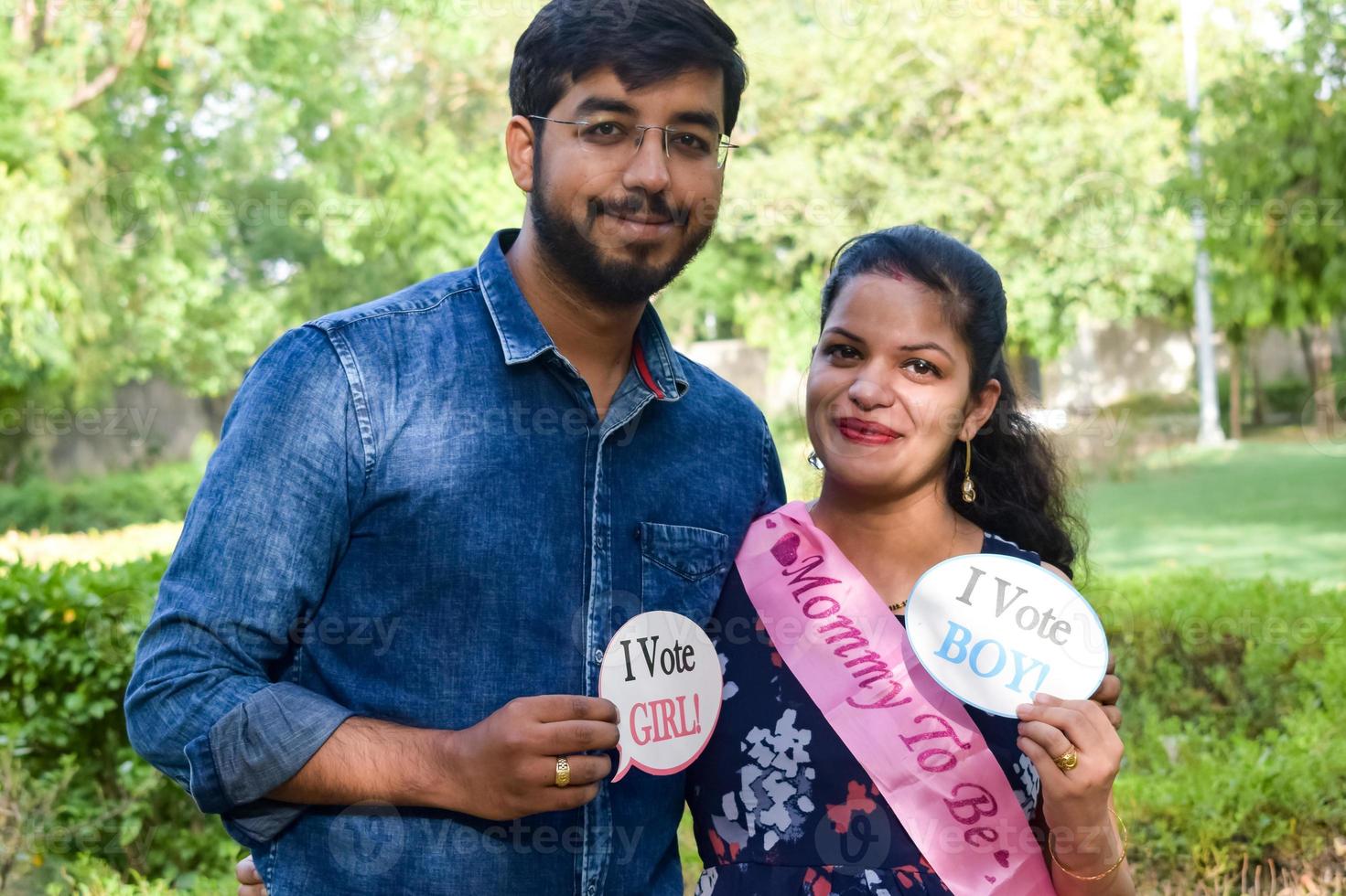 indiase paar poseren voor zwangerschaps baby shoot. het paar poseert in een gazon met groen gras en de vrouw pronkt met haar babybuil in de Lodhi-tuin in New Delhi, India foto