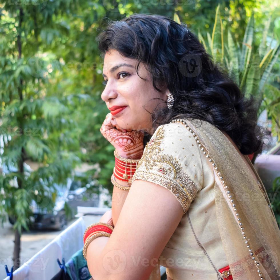mooi vrouw gekleed omhoog net zo Indisch traditie met henna- mehndi ontwerp Aan haar beide handen naar vieren groot festival van karwa chauth, karwa chauth vieringen door Indisch vrouw voor haar man foto
