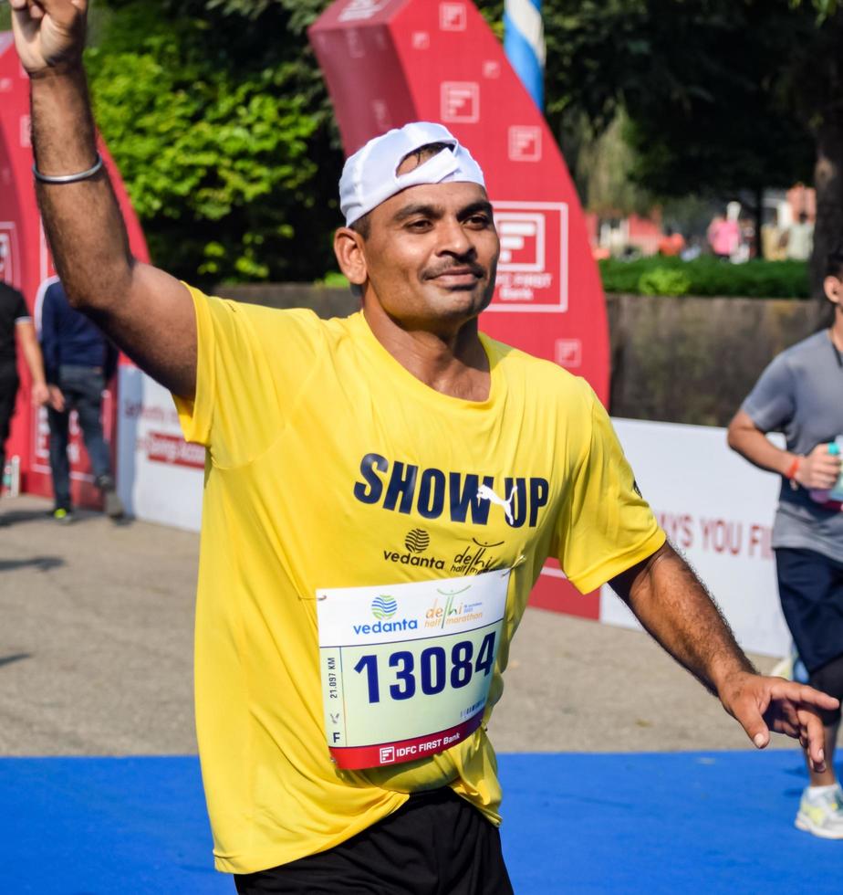 nieuw Delhi, Indië - oktober 16 2022 - vedanta Delhi voor de helft marathon ras na covid in welke marathon deelnemers over naar kruis de af hebben lijn, Delhi voor de helft marathon 2022 foto