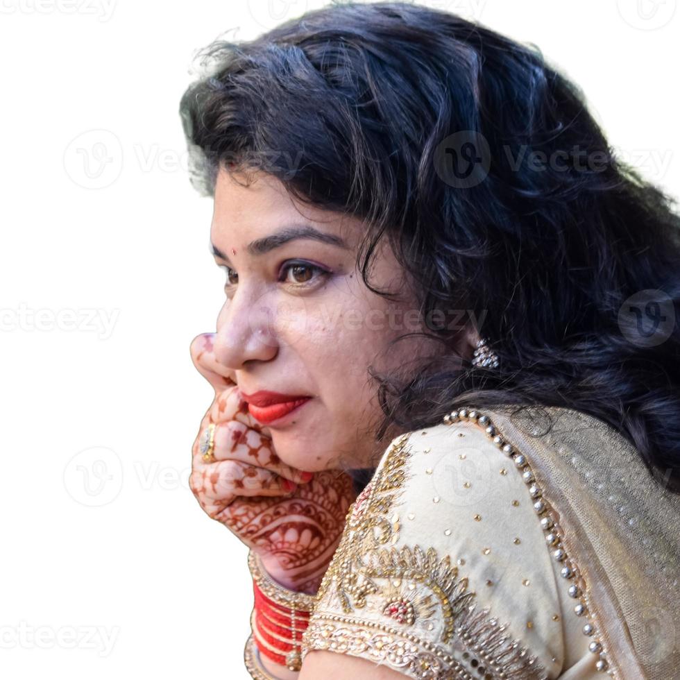 mooi vrouw gekleed omhoog net zo Indisch traditie met henna- mehndi ontwerp Aan haar beide handen naar vieren groot festival van karwa chauth met duidelijk wit achtergrond foto