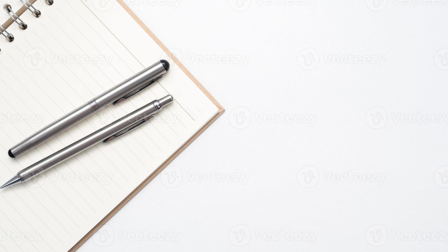dichtbij omhoog zilver pen Aan blanco bladzijde dagboek top visie kopiëren ruimte foto