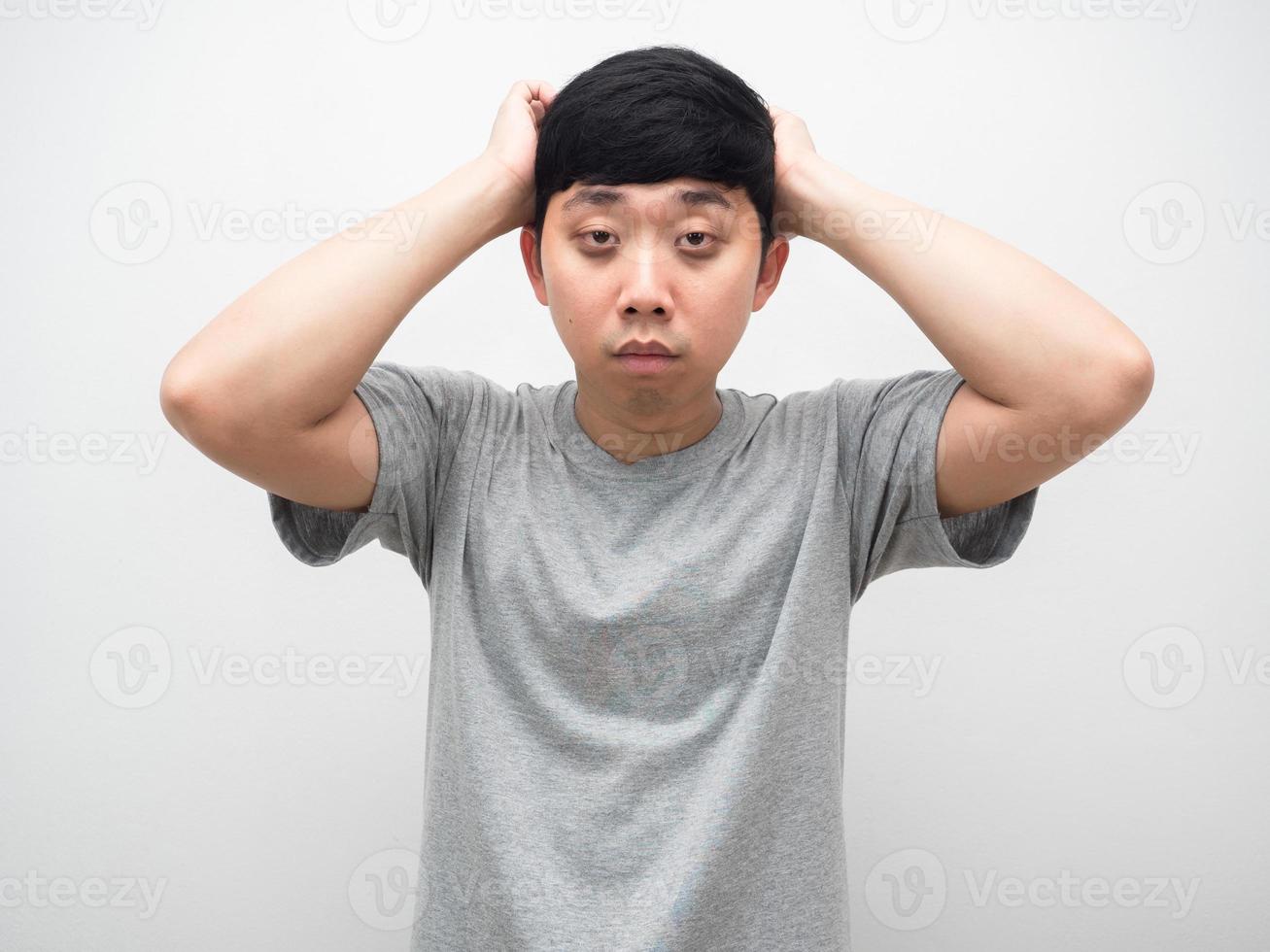 Aziatisch Mens slapeloos met donker cirkel onder de ogen voelen hoofdpijn Bij ochtend- foto