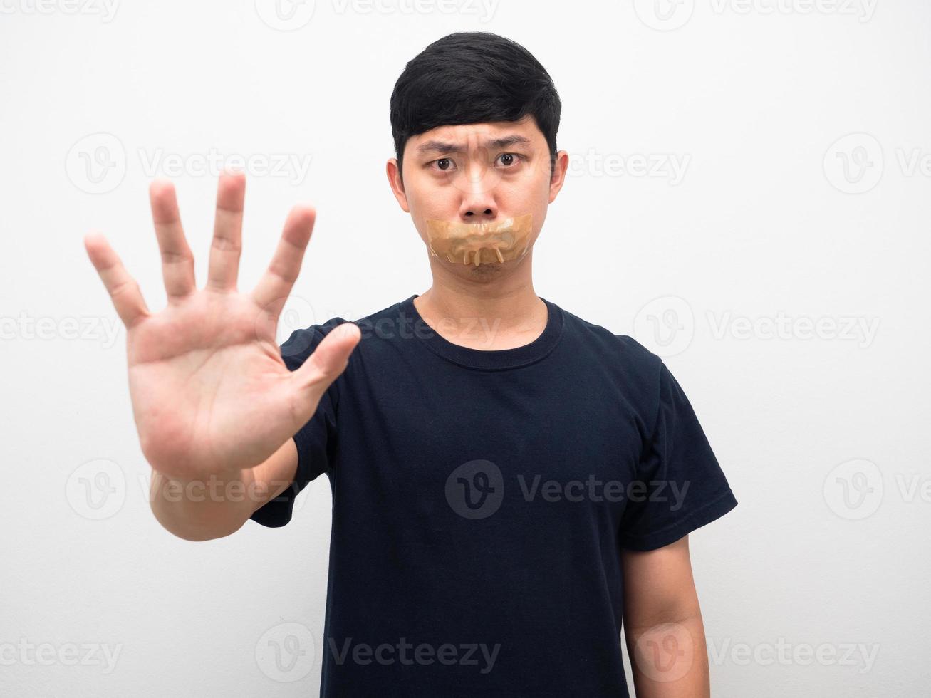 Mens met plakband dichtbij mond tonen hand- hou op geïsoleerd foto