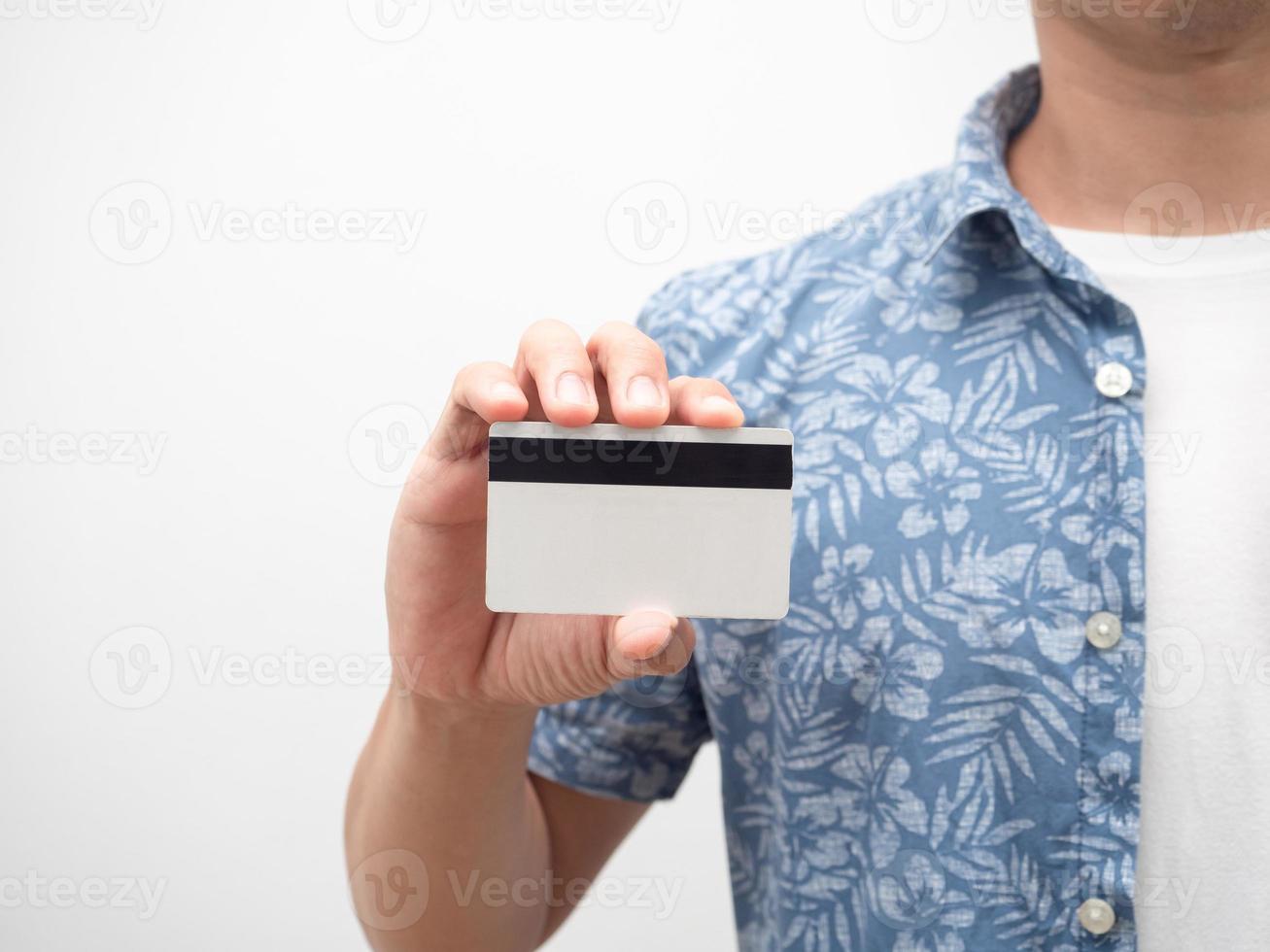 dichtbij omhoog Mens blauw overhemd tonen credit kaart geïsoleerd foto