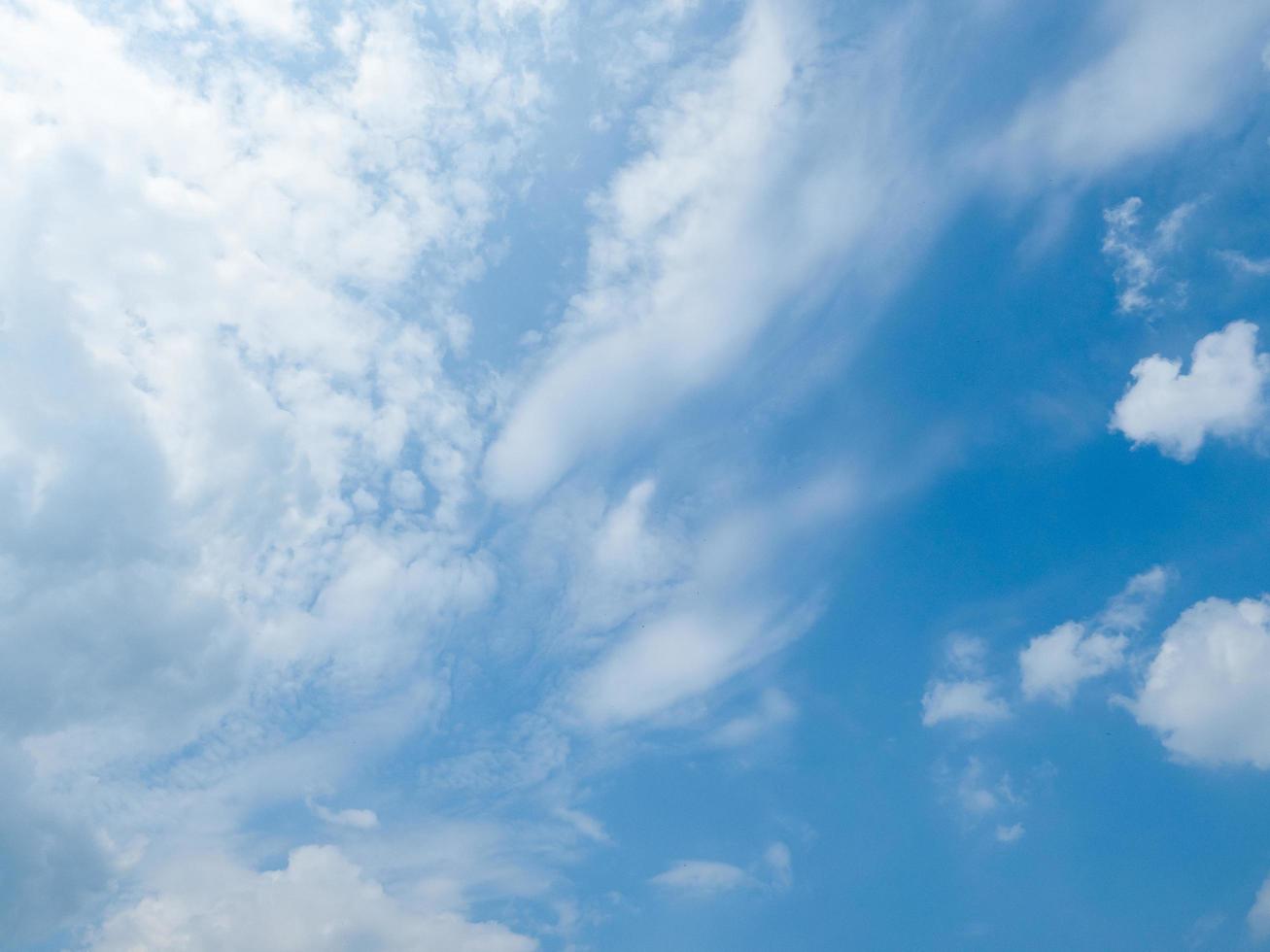 blauw lucht met wit bewolkt schoon weer mooi lucht beeld natuur ruimte foto