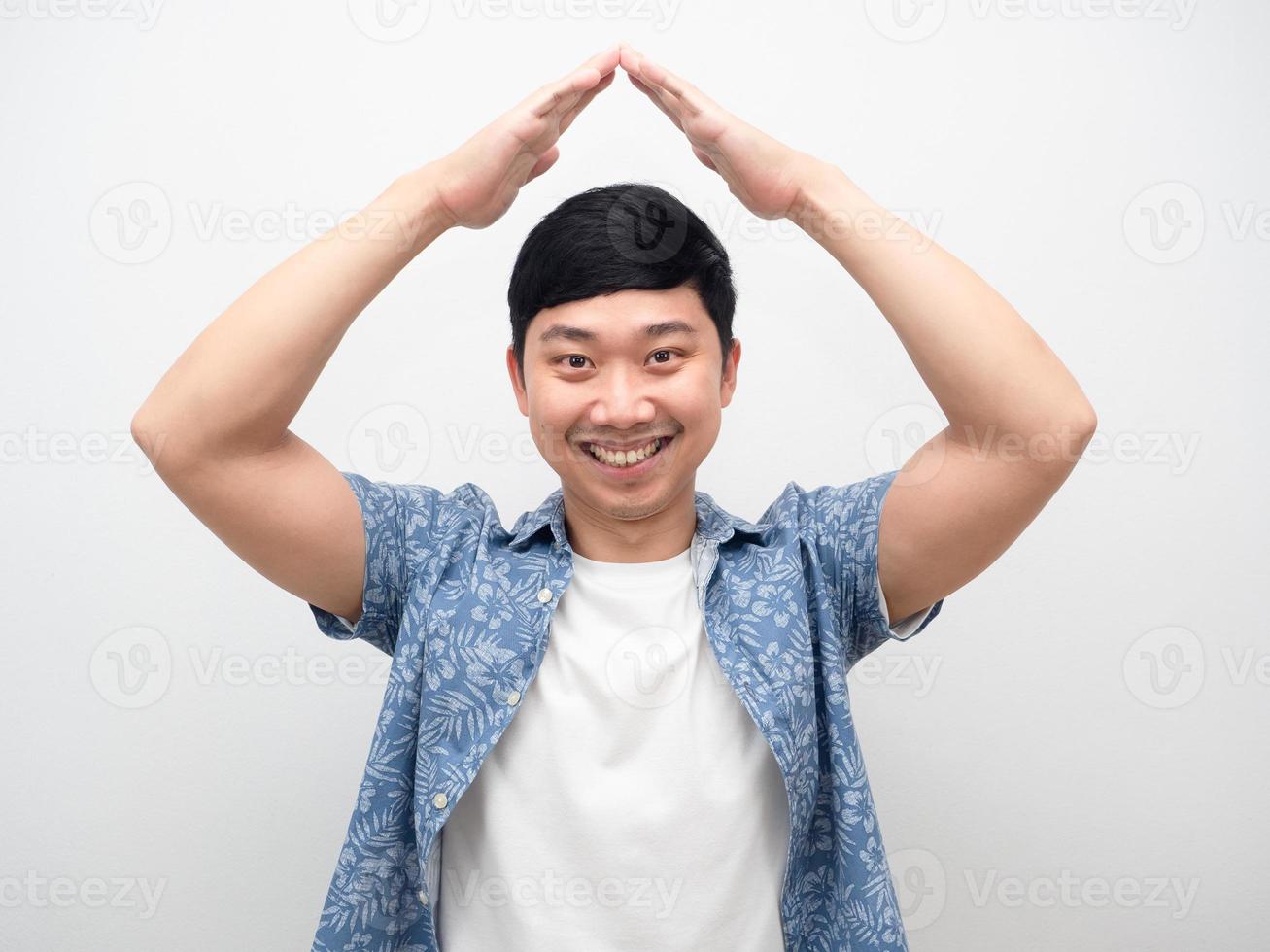 vrolijk Aziatisch Mens glimlachen gebaar hand- dak huis portret foto
