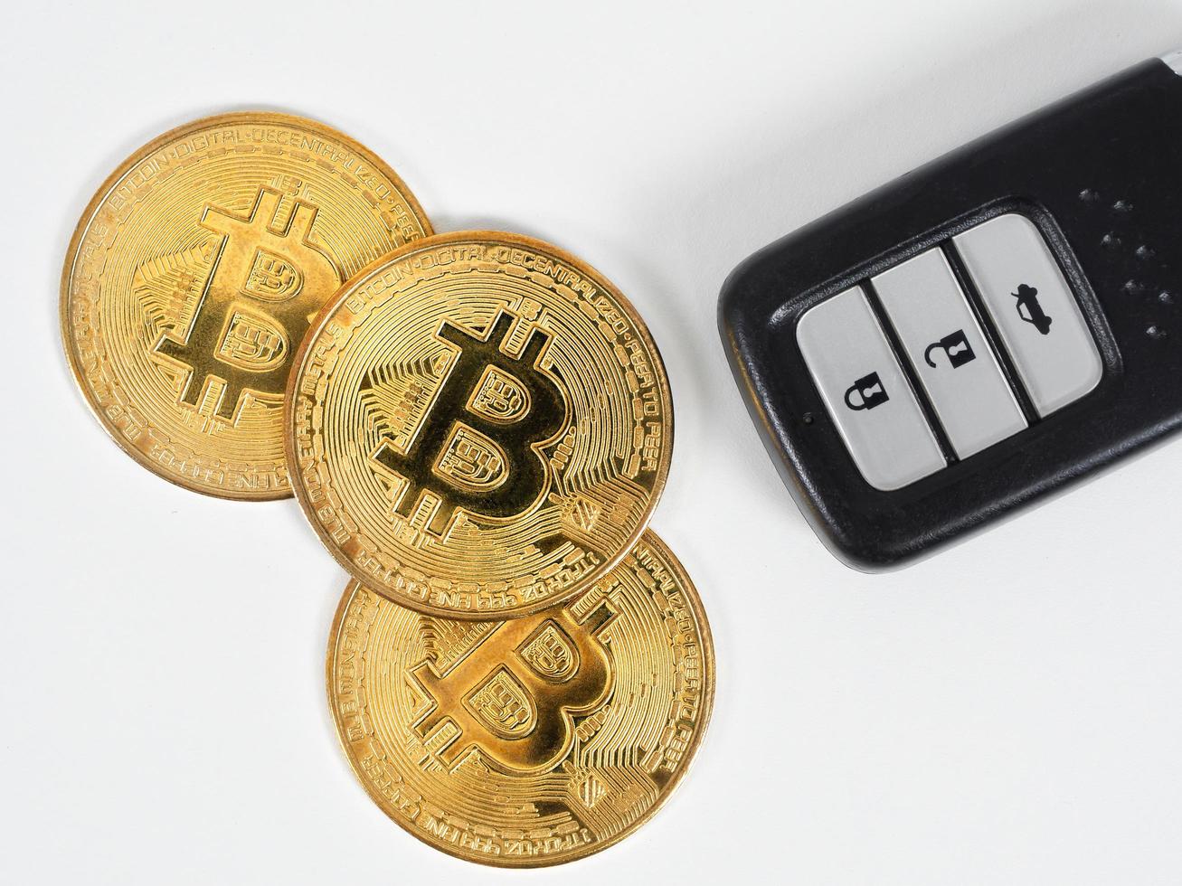 detailopname drie gouden bitcoins met auto afgelegen wit achtergrond foto
