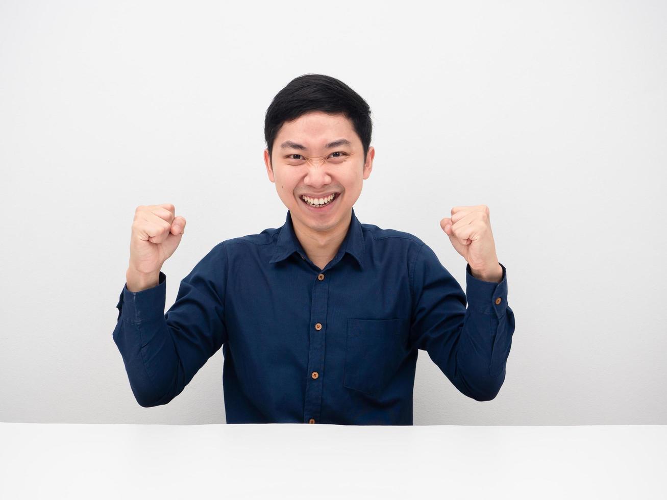 knap Mens zittend Bij bureau gebaar succes tonen vuist omhoog gevoel gelukkig foto