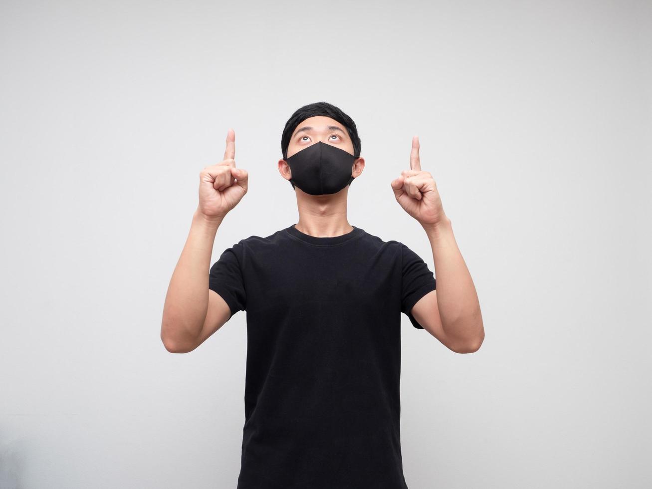 Aziatisch Mens weraing masker punt dubbele vinger en kijken omhoog Aan wit achtergrond foto