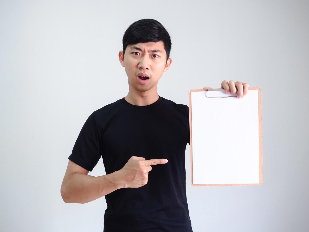 jong Aziatisch Mens zwart overhemd punt vinger Bij hout klembord blanco document in hand- echt gezicht Aan wit geïsoleerd foto