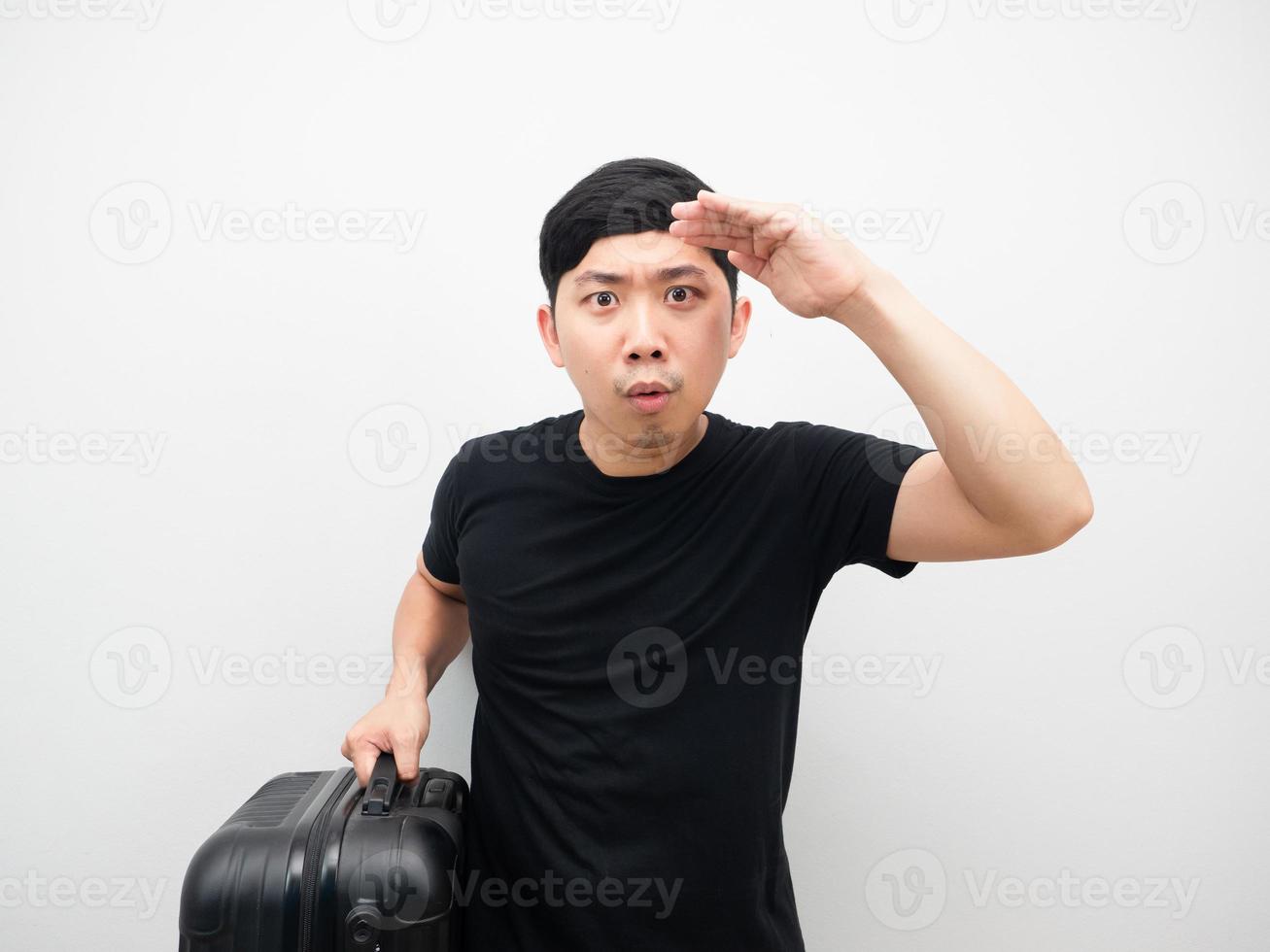 Aziatisch Mens zwart overhemd Holding bagage gebaar op zoek iets foto