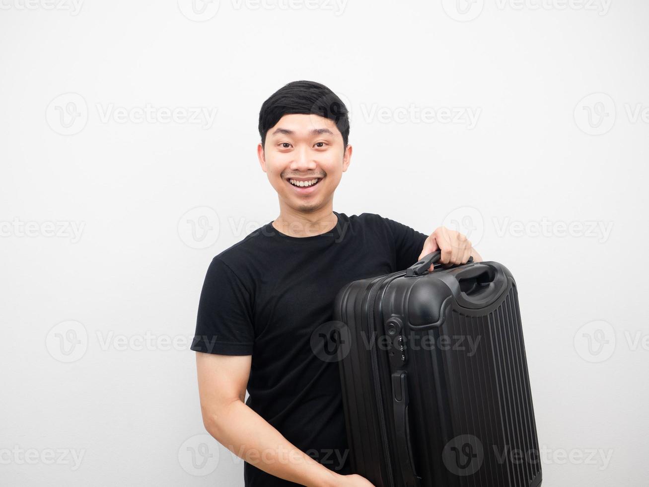 Mens zwart overhemd dragen bagage glimlachen portret wit geïsoleerd foto