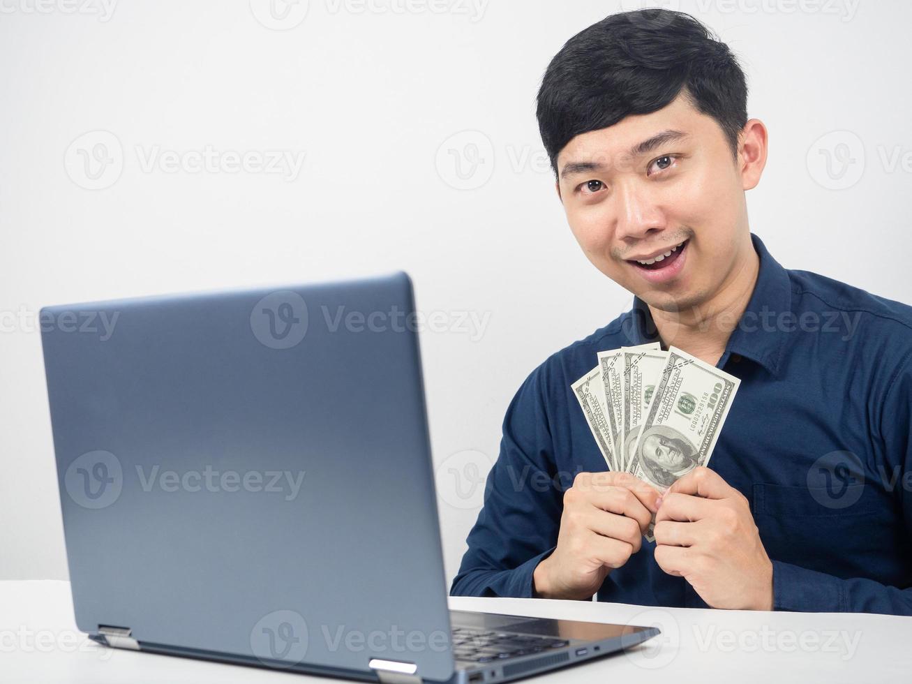 Mens met laptop gelukkig emotie Holding geld in hand- foto