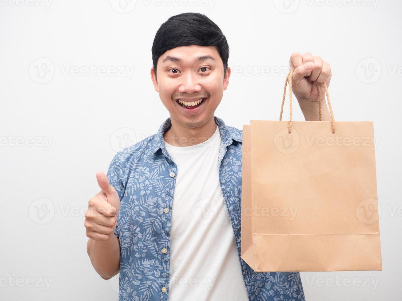 Mens Holding boodschappen doen duim omhoog glimlachen portret foto