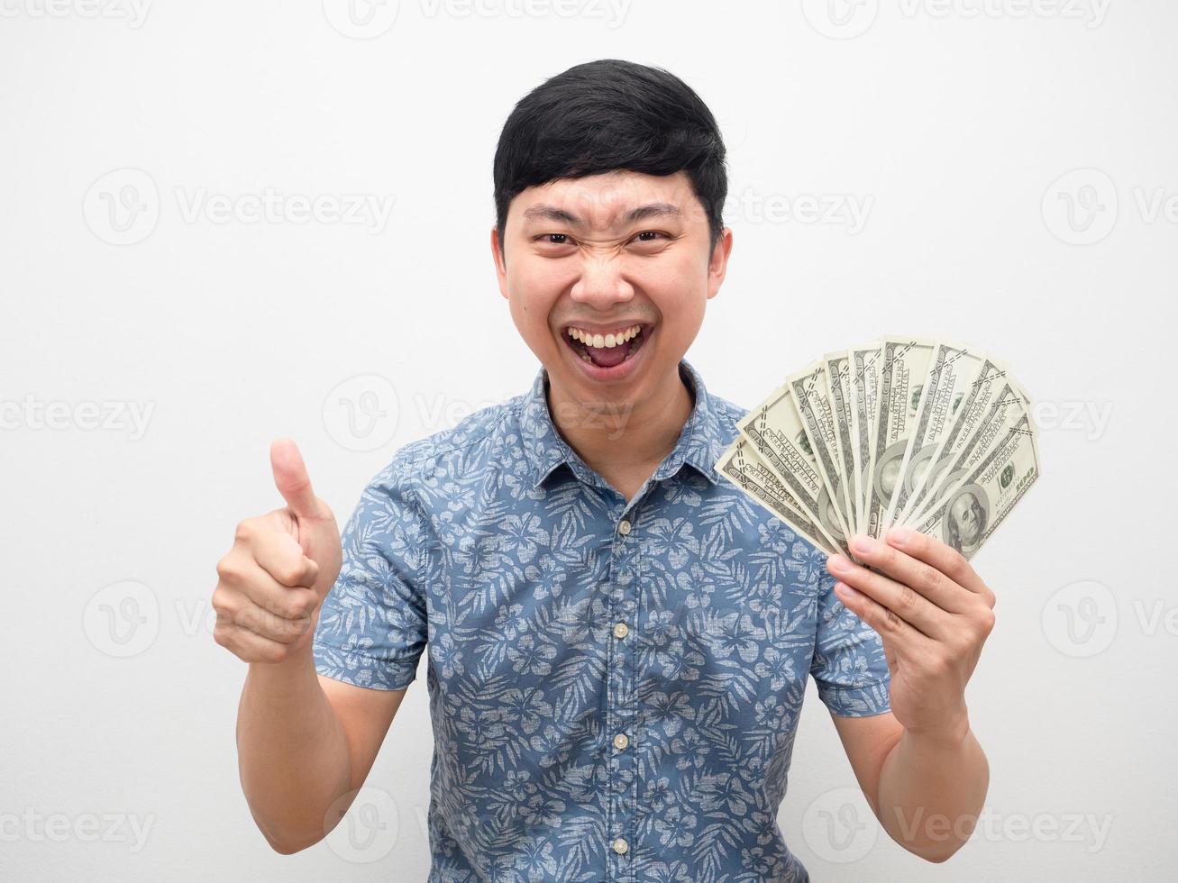 Aziatisch Mens geluk duim omhoog Holding een veel van geld in hand- geïsoleerd foto