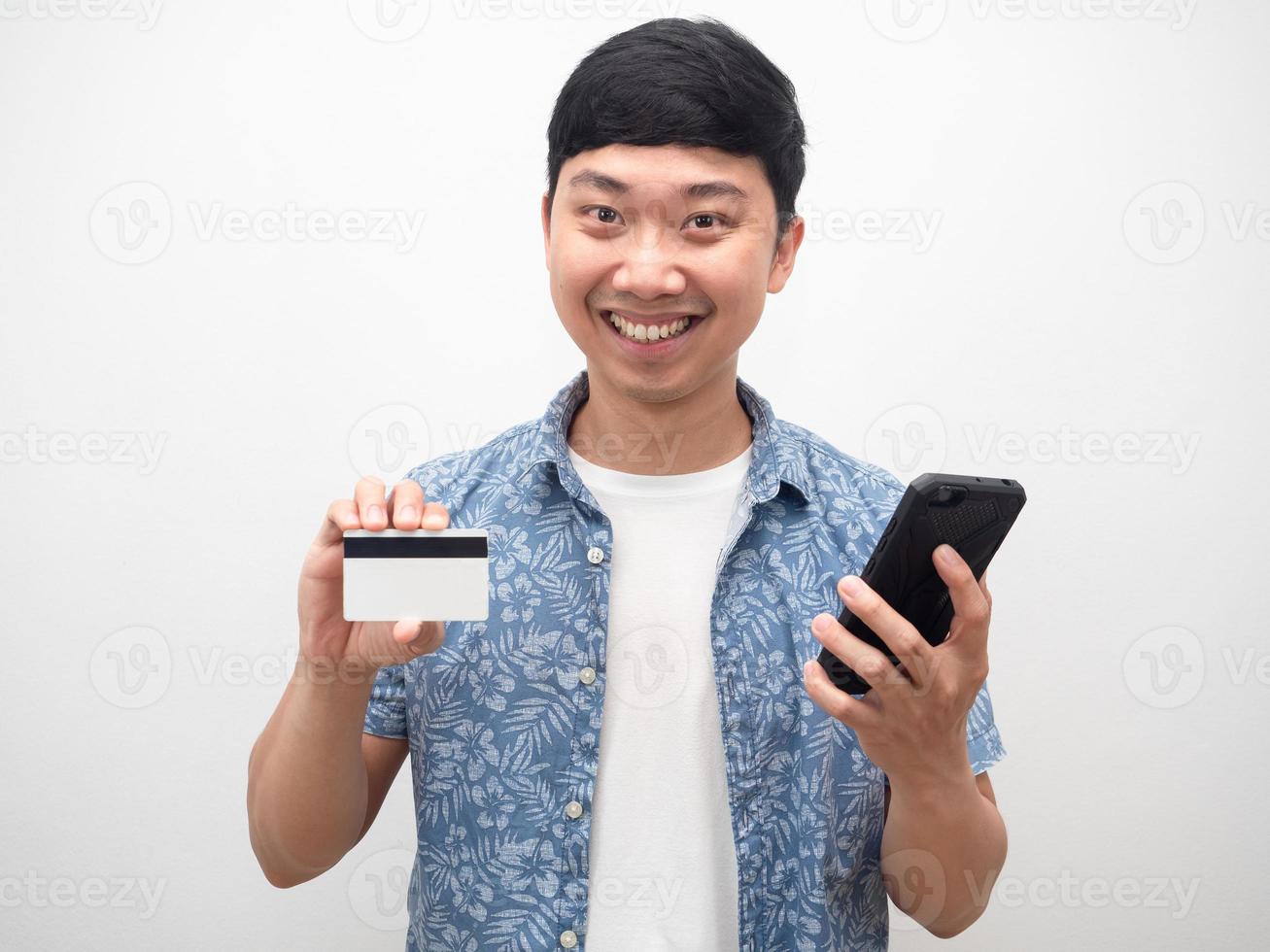 portret Mens Holding mobiel telefoon en tonen credit kaart foto