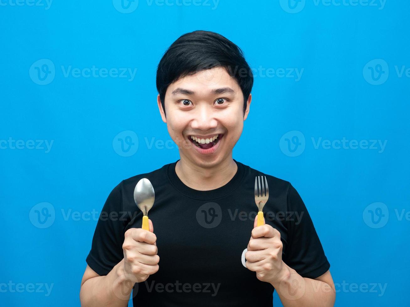 Aziatisch Mens Holding bestek gevoel gelukkig blauw achtergrond foto