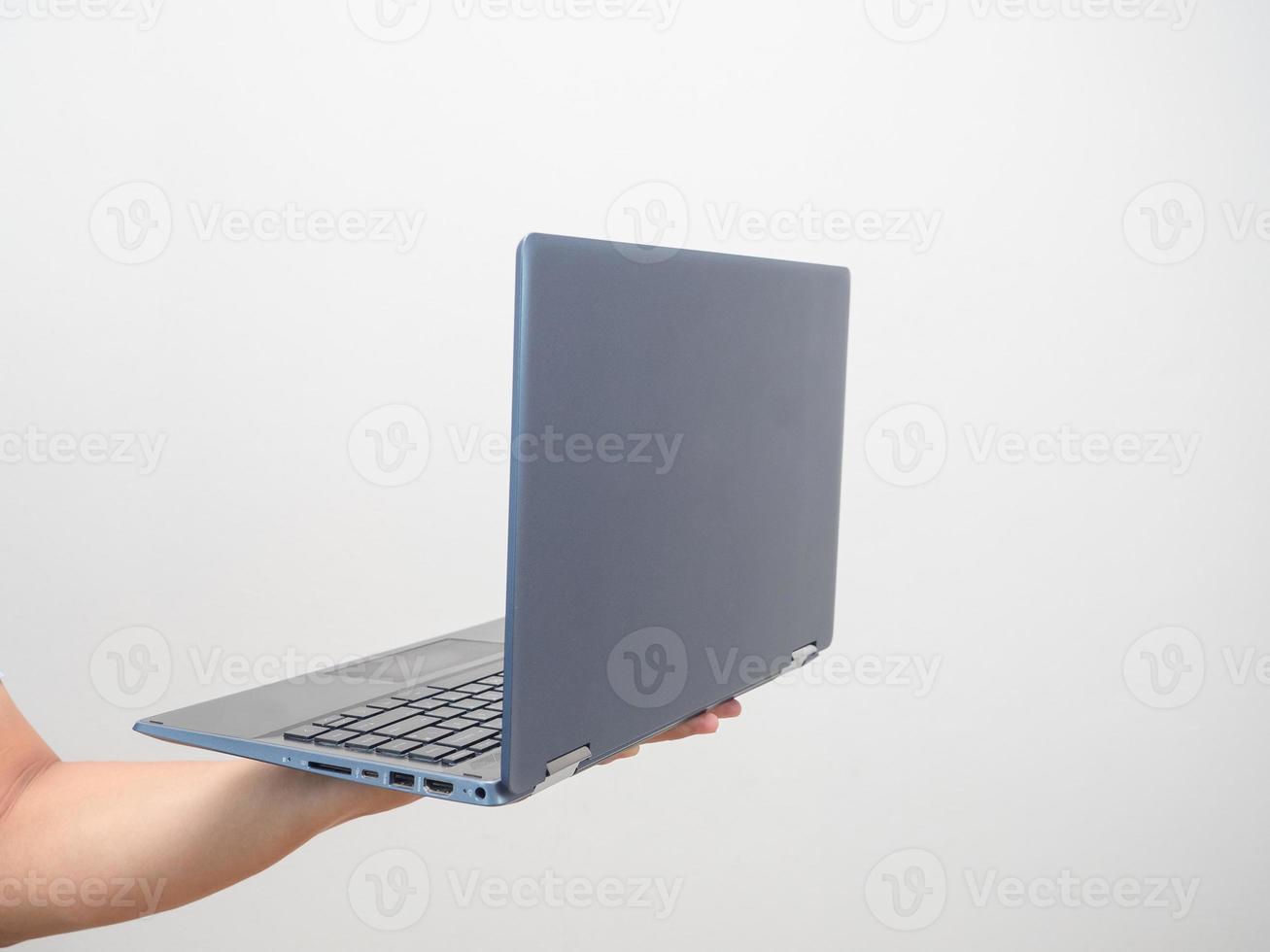 dichtbij omhoog hand- Holding laptop geïsoleerd wit foto