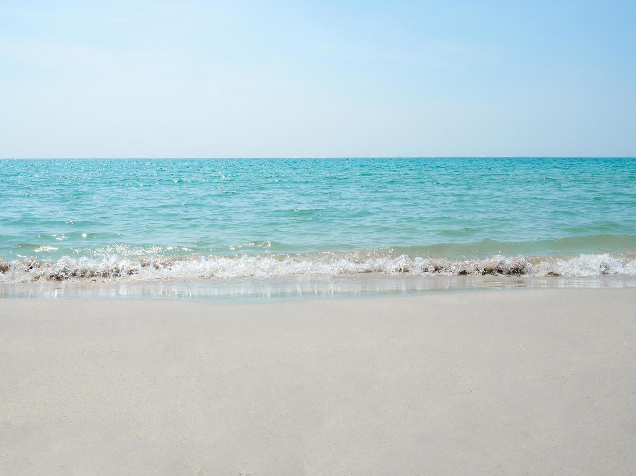 blauw oceaan en Doorzichtig lucht landschap met strand foto