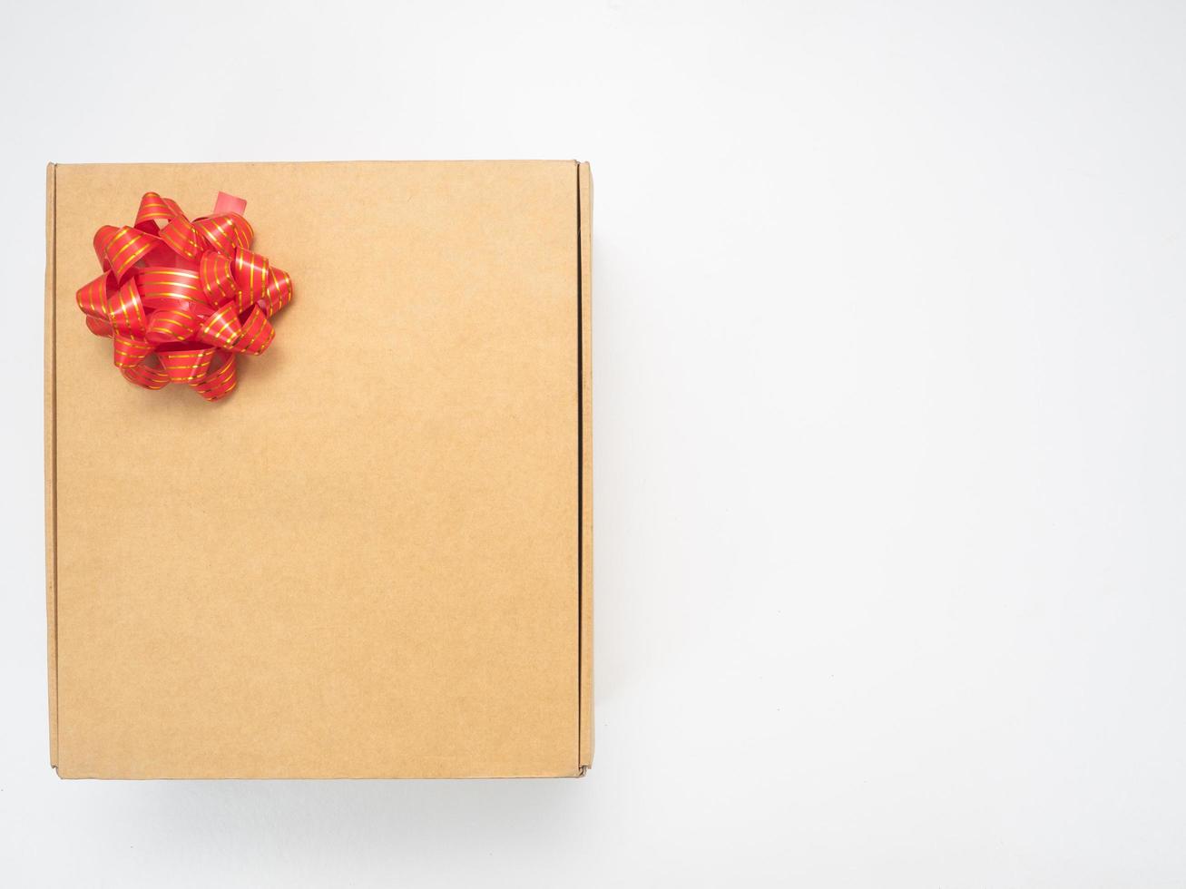 geschenk doos rood lint Aan wit tafel top visie kopiëren ruimte foto