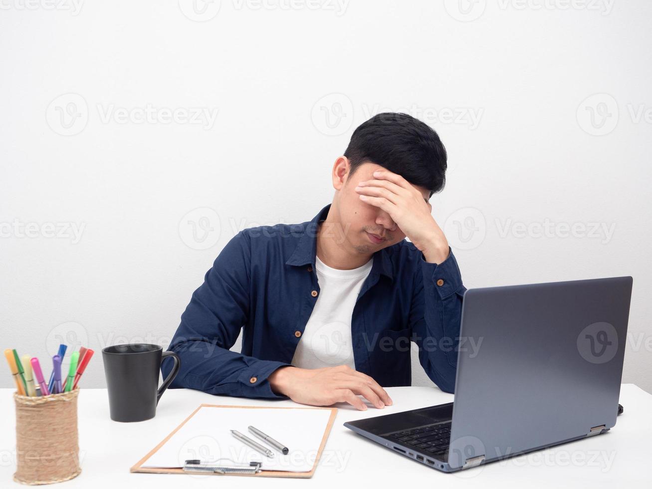 mannetje werknemer zittend Bij kantoor werkplaats voelen spanning, laptop Aan tafel foto