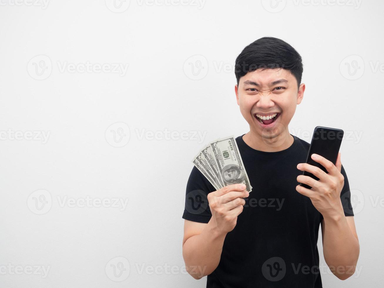 Mens Holding geld en mobiel telefoon gevoel gelukkig met kopiëren ruimte foto