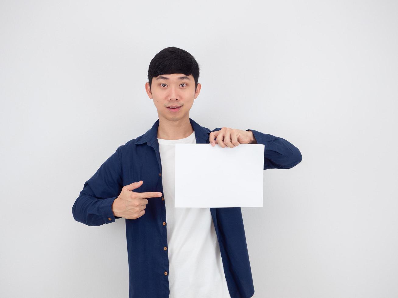 Aziatisch Mens punt vinger Bij blanco papier in zijn hand- en kijken Bij camera Aan wit geïsoleerd achtergrond foto
