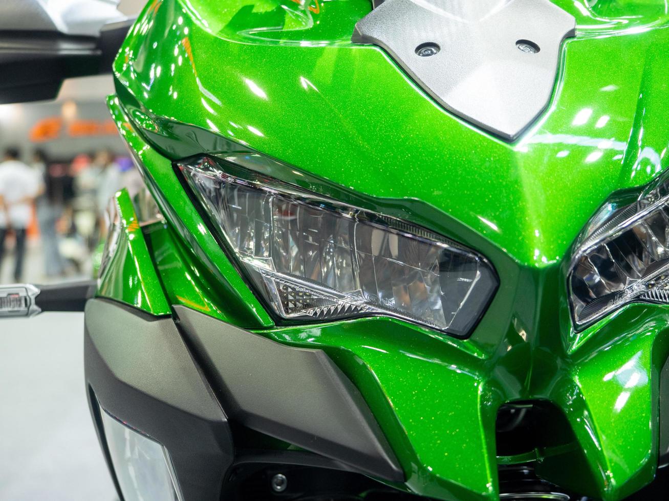 detailopname voorkant licht van motorfiets sport groen kleur foto