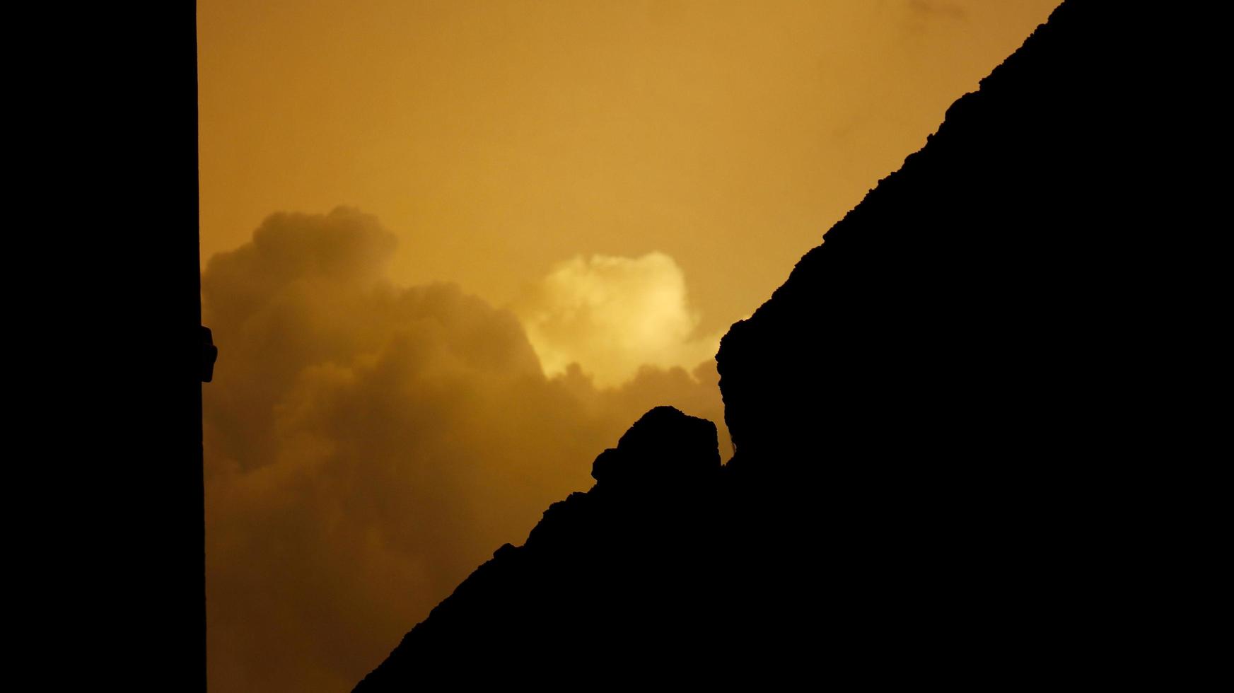 dramatisch wolken in schemer lucht in karachi Pakistan 2022 foto