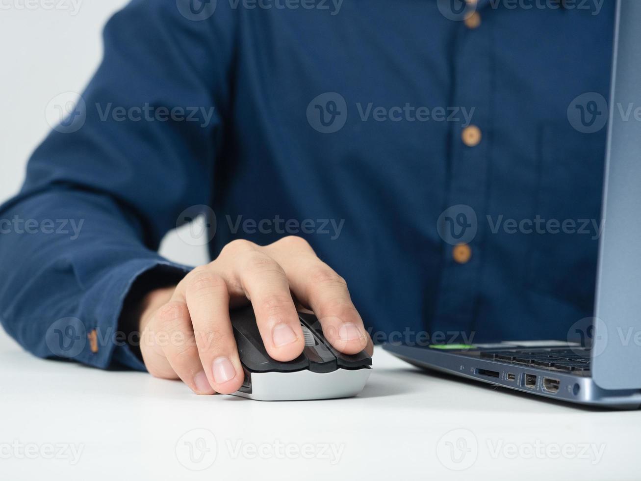 detailopname Mens hand- vangst muis laptop werken Aan de tafel foto
