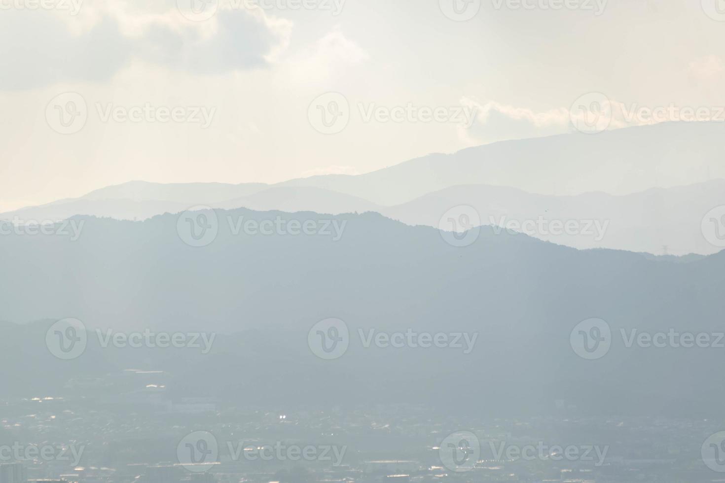 antenne visie van nevelig bergen Bij lagen van bergen met zonneschijn, natuurlijk milieu foto