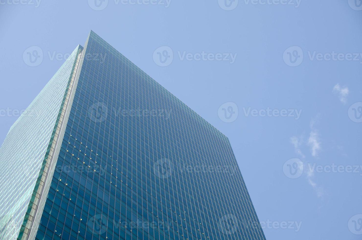 transparant glas muur van kantoor modern gebouw foto