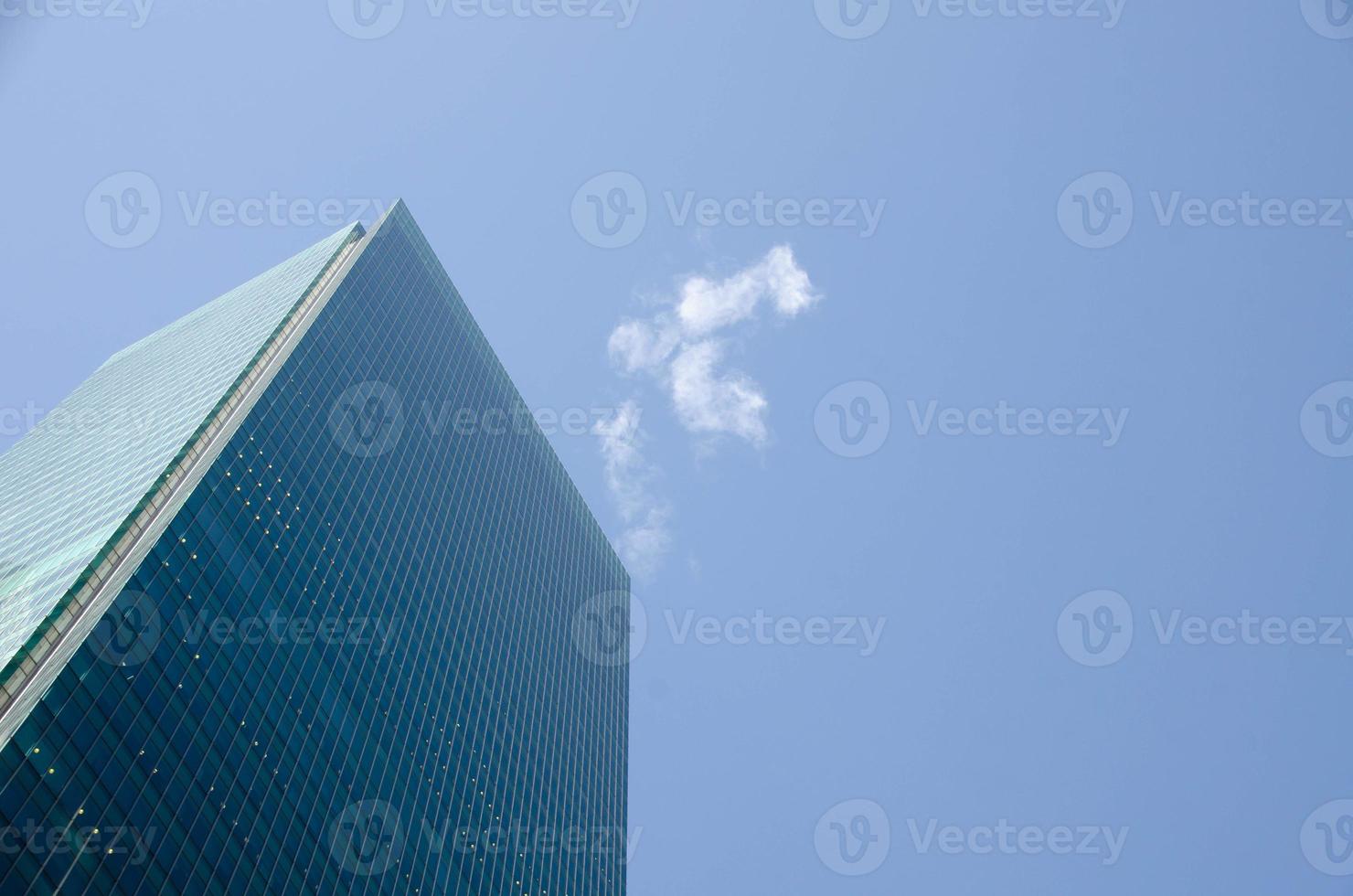 transparant glas muur van kantoor modern gebouw foto