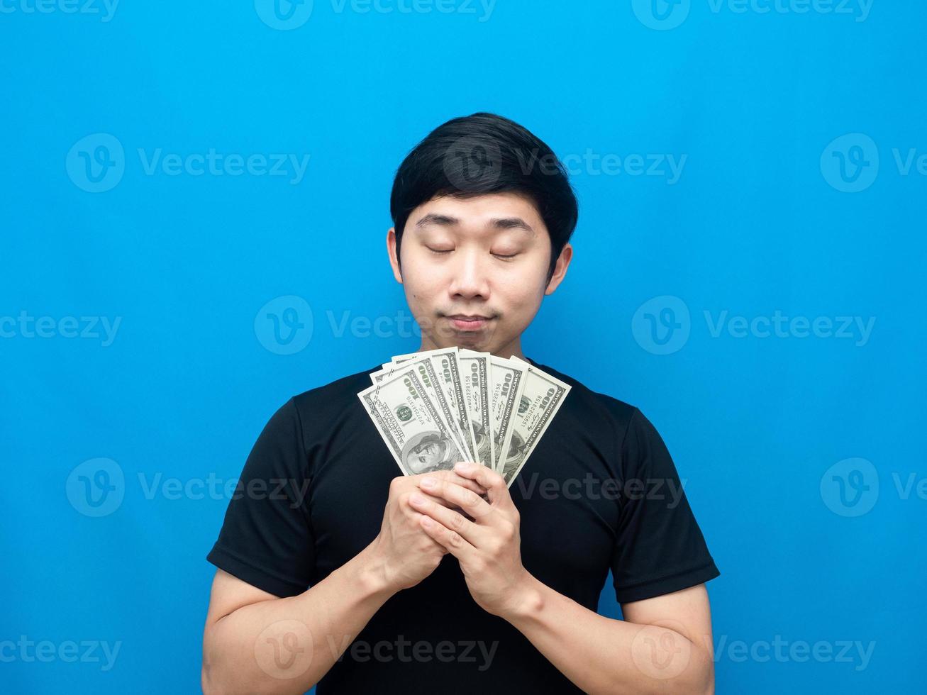 Mens geur geld in zijn hand- na krijgen salaris foto