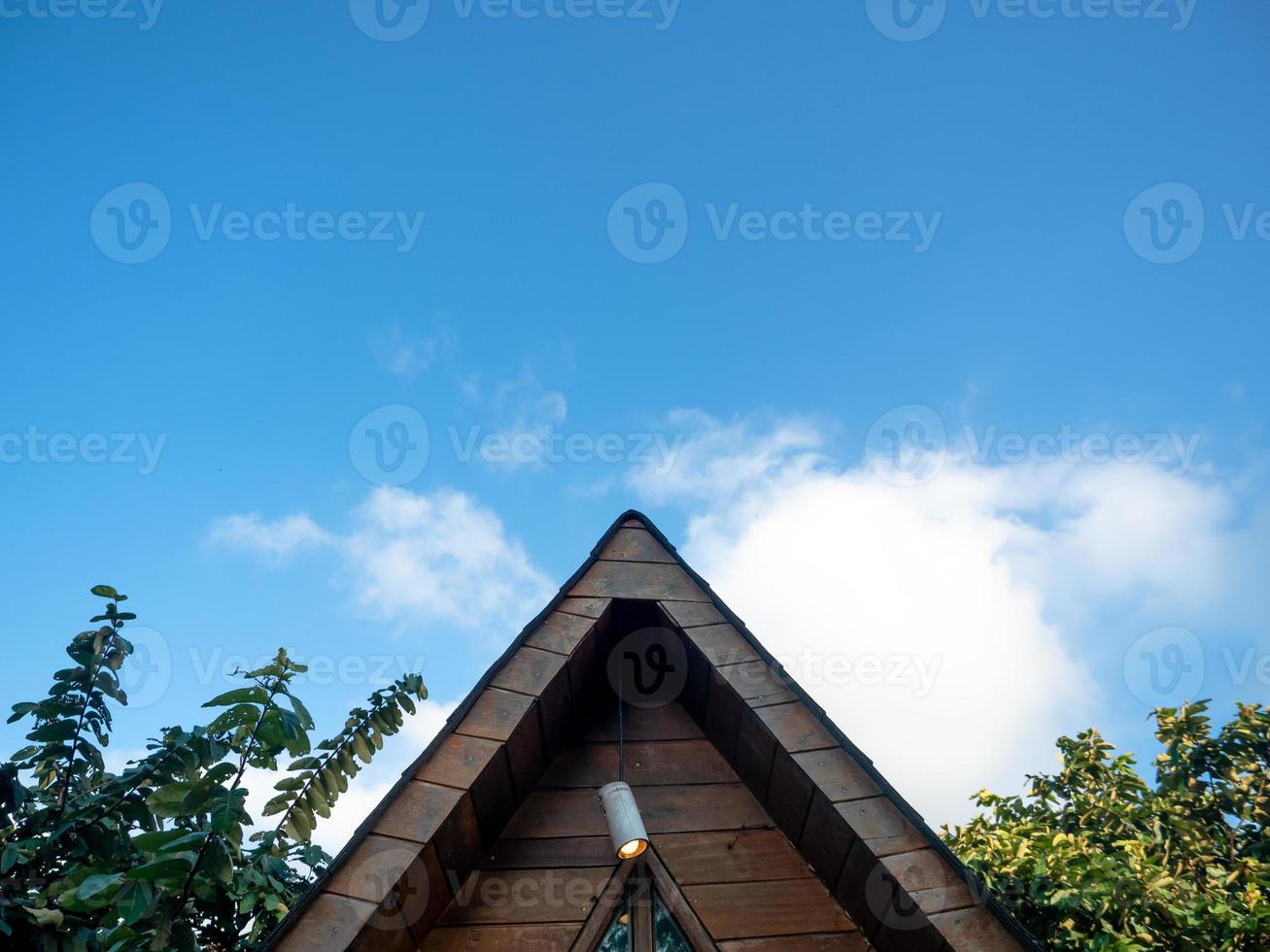 zwart dak met blauw lucht achtergrond, middag en blauw lucht met dak foto