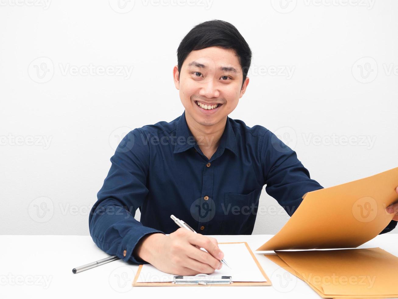 vrolijk Mens zittend en schrijven Aan houten bord papier glimlach gezicht emotie wit achtergrond foto